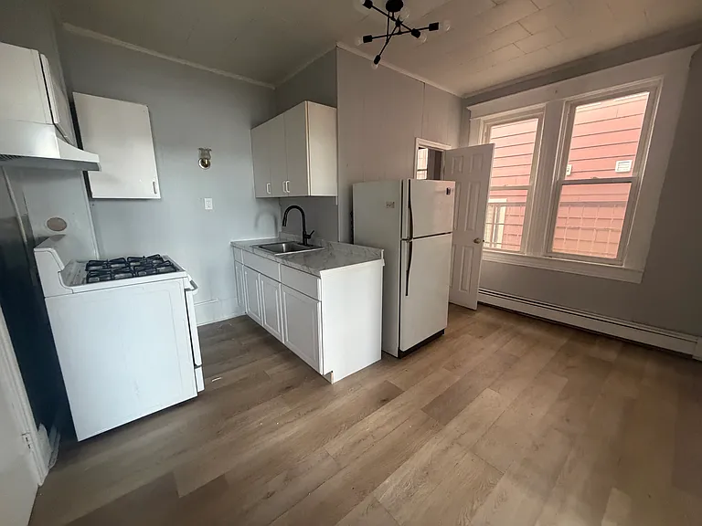 187 Avenue E #4 — Photo 2