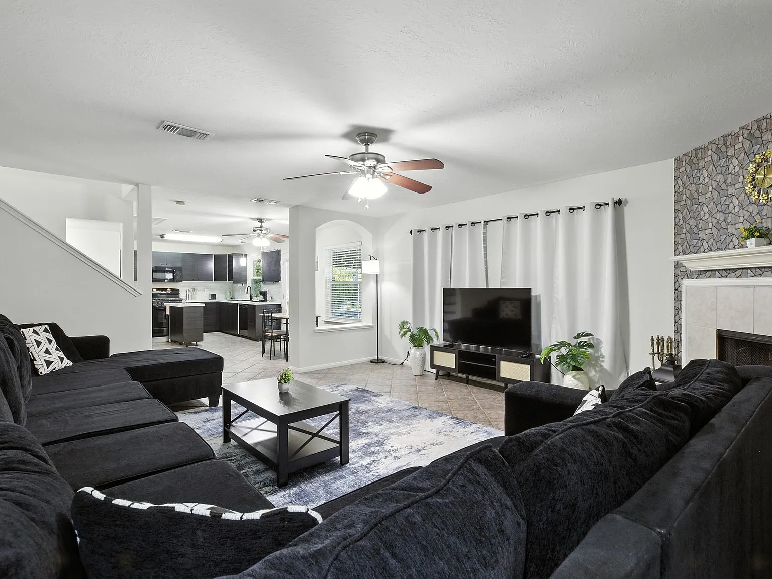 4 bed, 2774 sqft, $2,700 — Photo 4