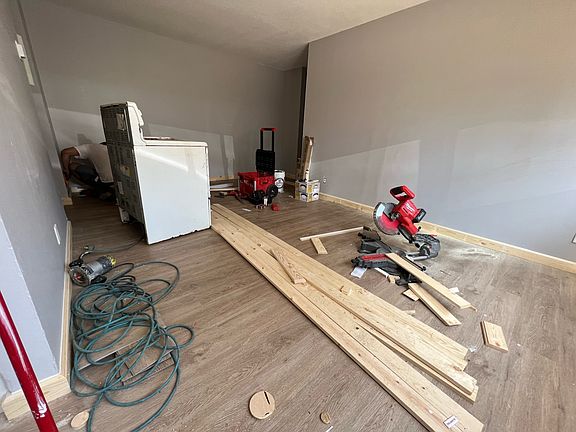 5th image of 121 Hoyt Ave W APT 1
