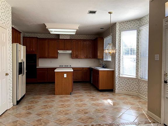 4th image of 2406 Edgewood Dr