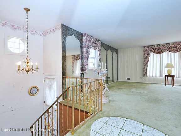 5th image of 107 Augusta Ave