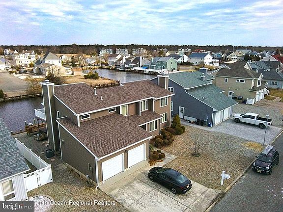2nd image of 727 Fairview Ln