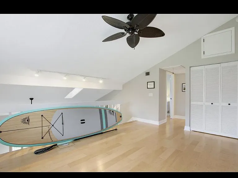 Maplecrest Cir — Photo 16