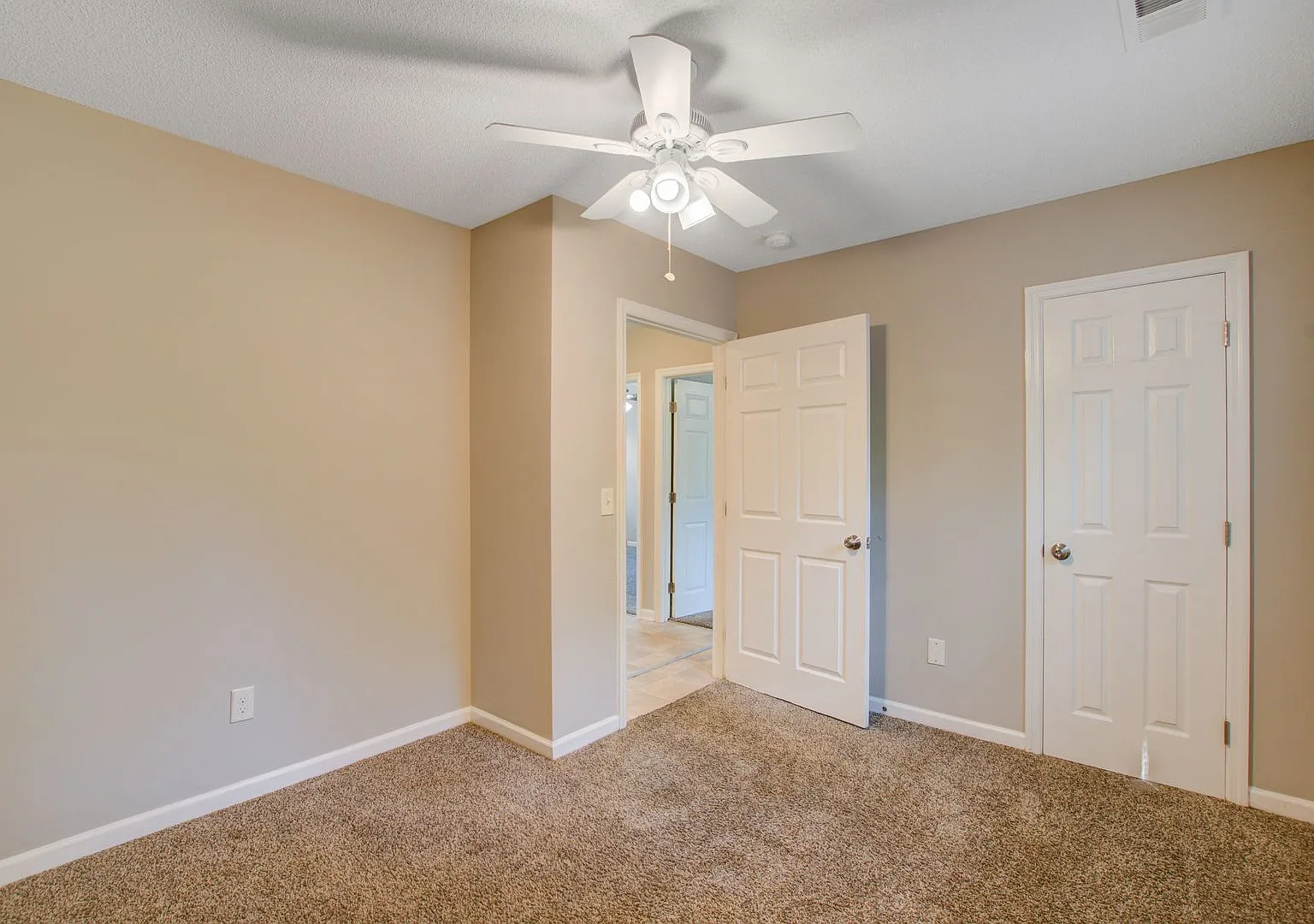 Beautiful 3BR/2BA Home Close to Everything Columbia Has to Offer - Available for Pre-Leasing — Photo 3