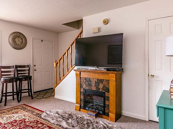 2nd image of 1246 Goldfinch Dr APT B