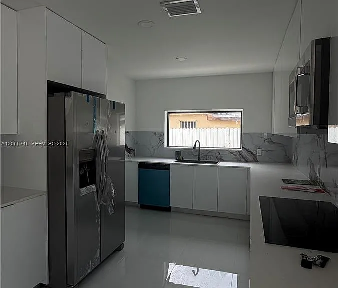935 SW 72nd Ave — Photo 3