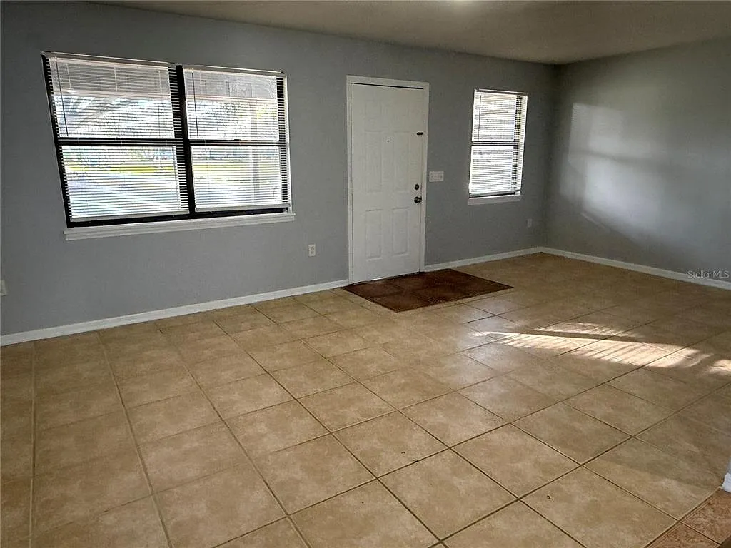 3 bed, 1.0 bath, 1338 sqft, $1,549 — Photo 3