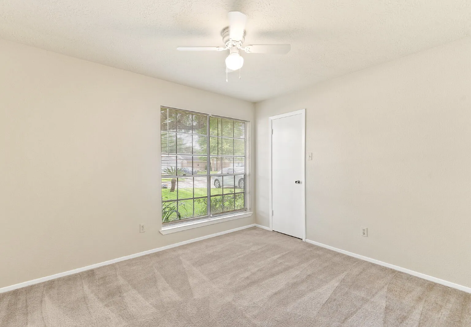 3 bed, 2.0 bath, 1384 sqft, $1,899 — Photo 3