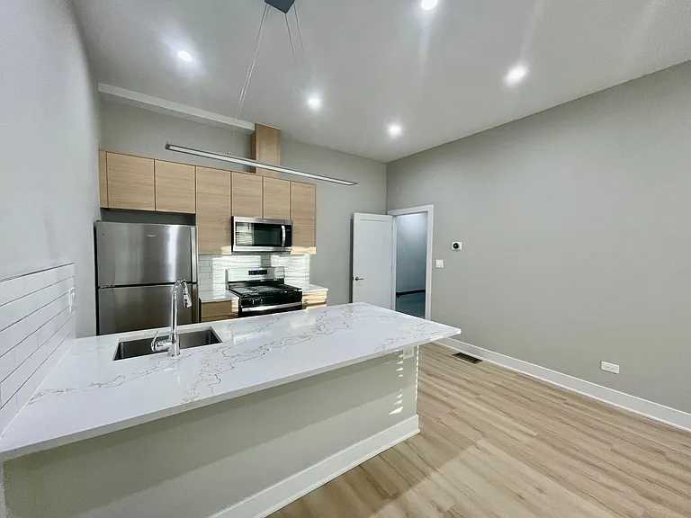 2158 W 21st St #3 — Photo 1