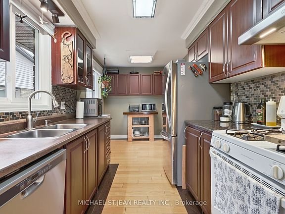 3rd image of 49 Markson Cres