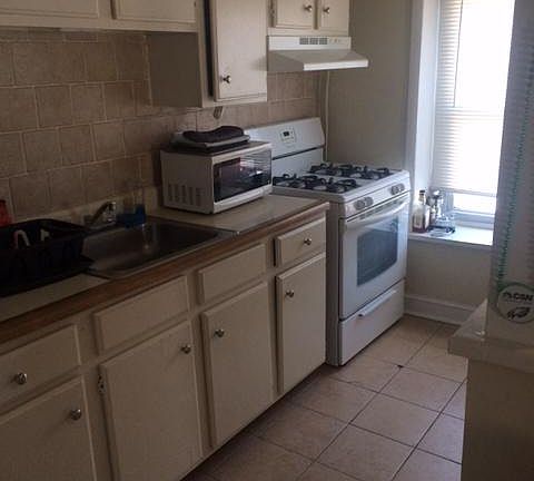 4th image of 438 Leverington Ave #2