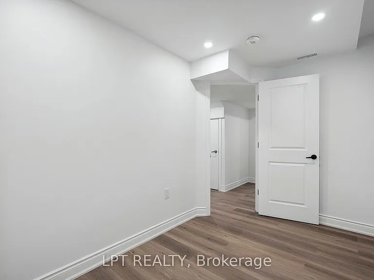 140 Springvalley Cres #LOWER — Photo 16