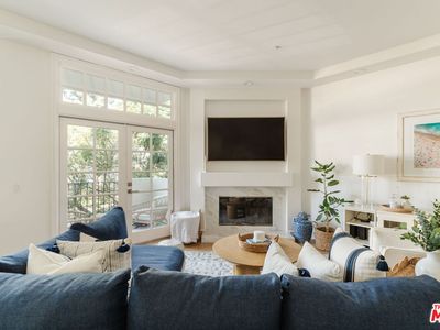 11680 Montana Ave APT 203, Los Angeles, CA, 90049