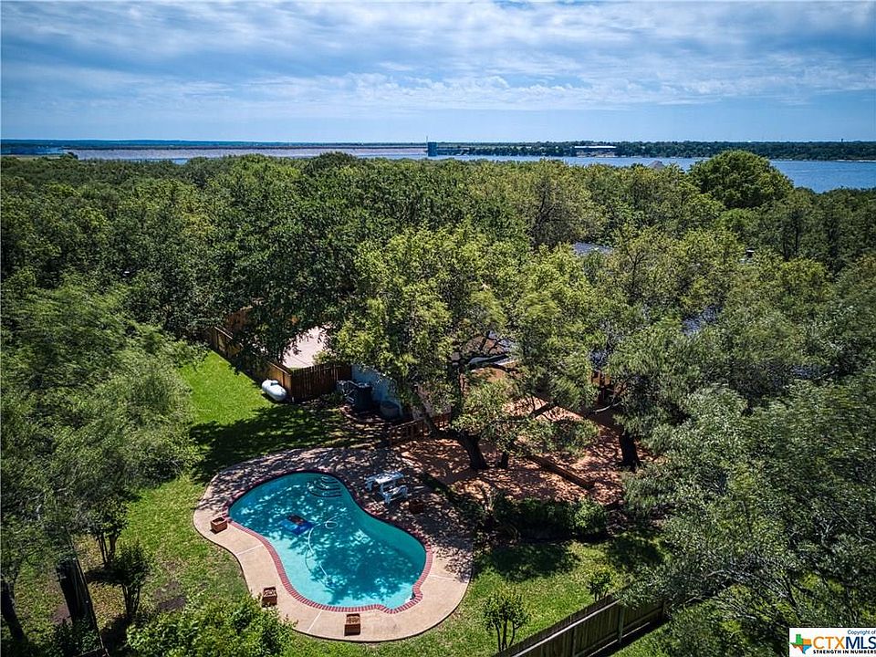 1st image of 915 Crescent Dr