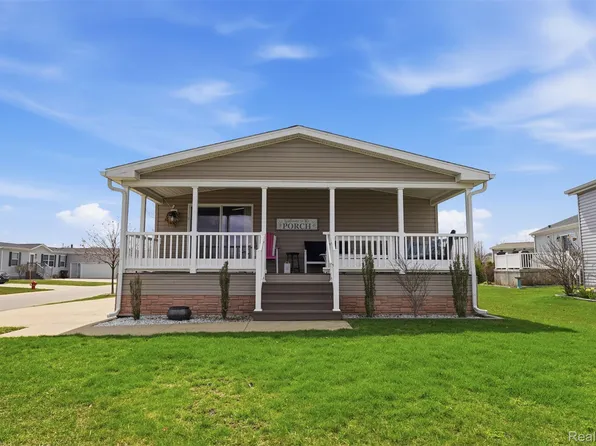 4425 Wynnwood Dr, Howell, MI 48843