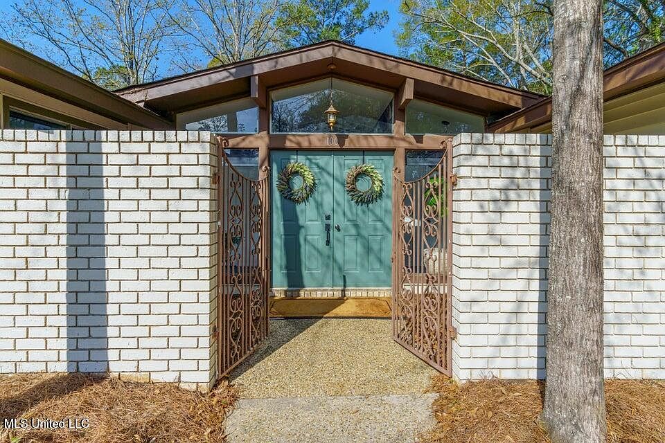 1st image of 100 Pinewood Dr