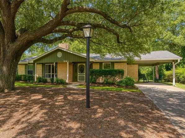 80 Golfview Dr, Hilltop Lakes, TX 77871