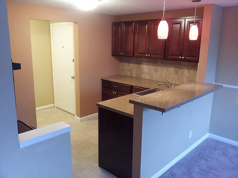 2 bed, 1.5 bath, 1100 sqft, $1,300 — Photo 3