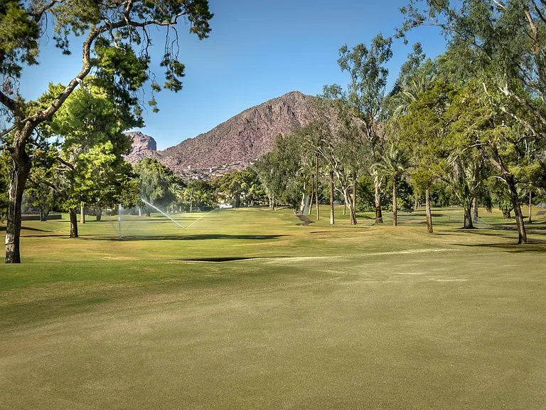 15 minutes to Camelback Mountain