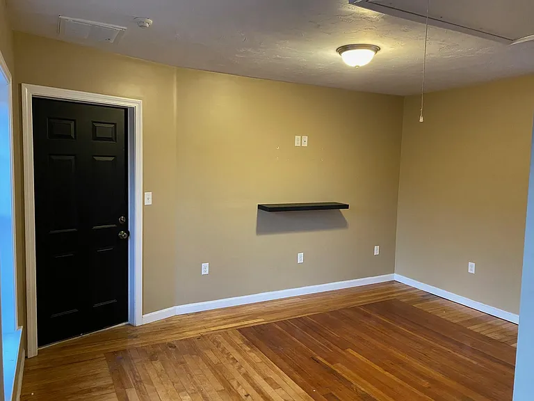 17 Whitman Ave #2R — Photo 4