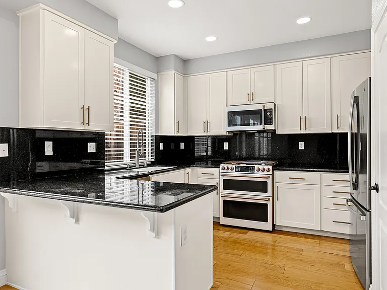 3927 Hidden Grove Ln — Photo 2