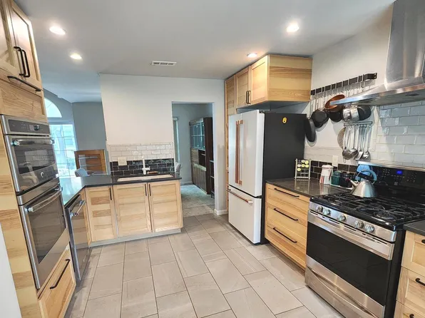 15 Laurel Cir, Newtown, PA 18940