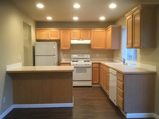 3 bed, 2.5 bath, 1816 sqft, $2,970 — Photo 2