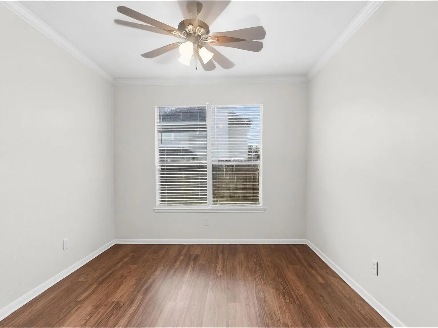 4 bed, 2.5 bath, 2435 sqft, $2,200 — Photo 4