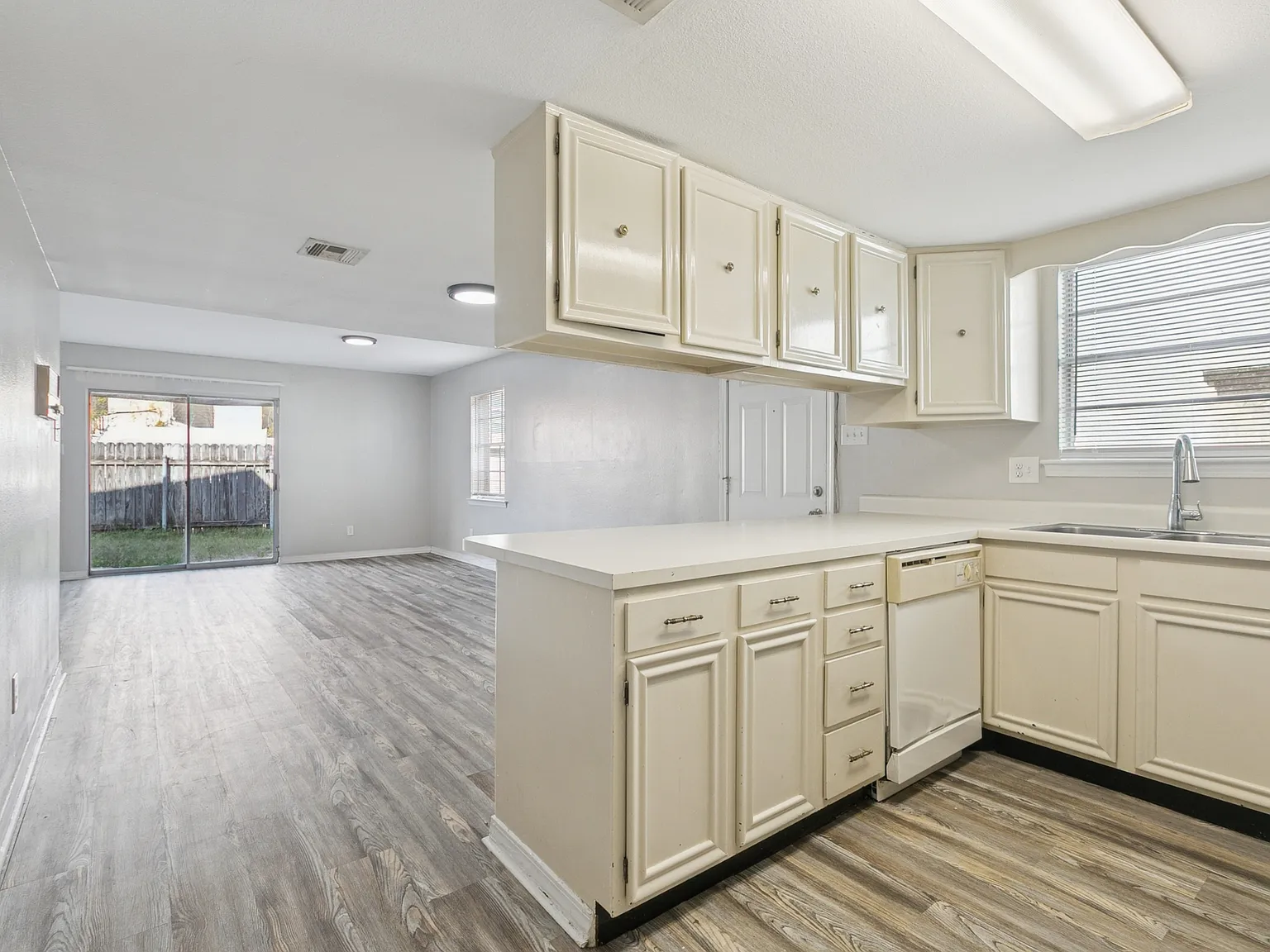 3 bed, 2.5 bath, 1872 sqft, $1,750 — Photo 4
