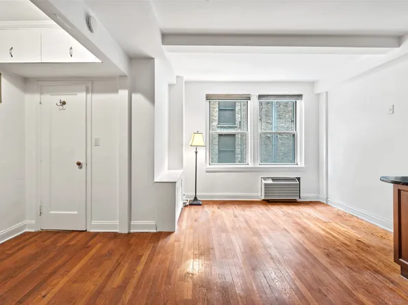 155 East 49th Street 8C image 3 of 9