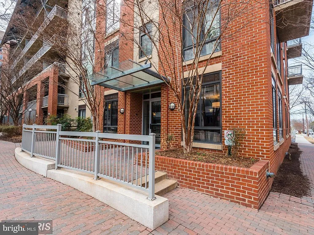 2 bed, 2.0 bath, 925 sqft, $3,600 — Photo 2