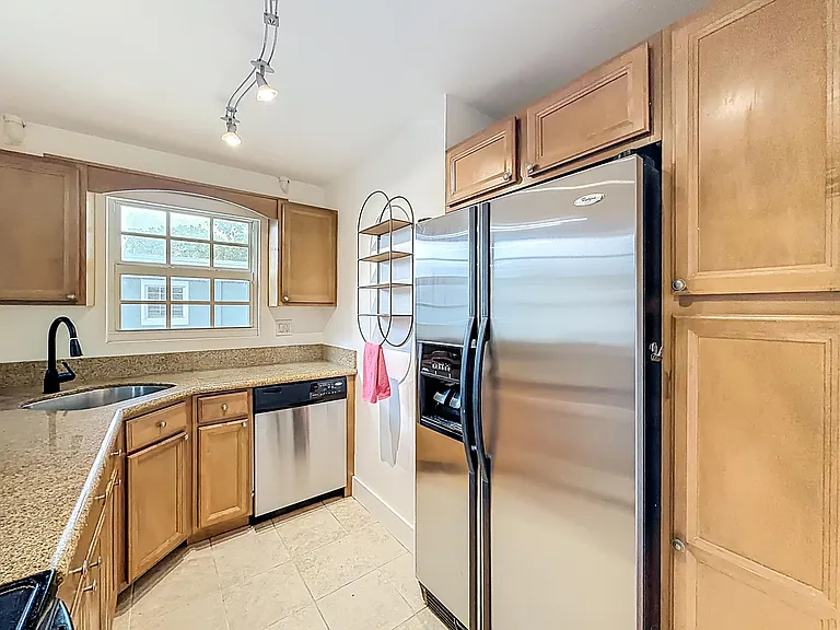 305 SE 11th Ave #D — Photo 9