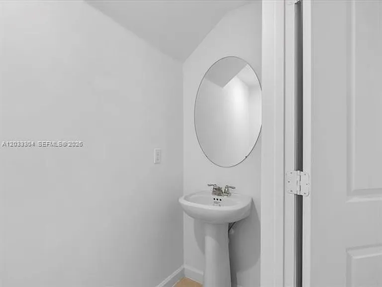 106 SW 184th Pl — Photo 14