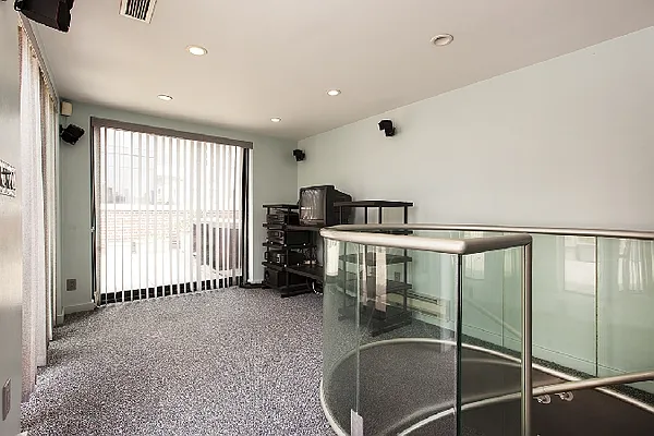 Sold by Flat Iron Real Estate | media 17