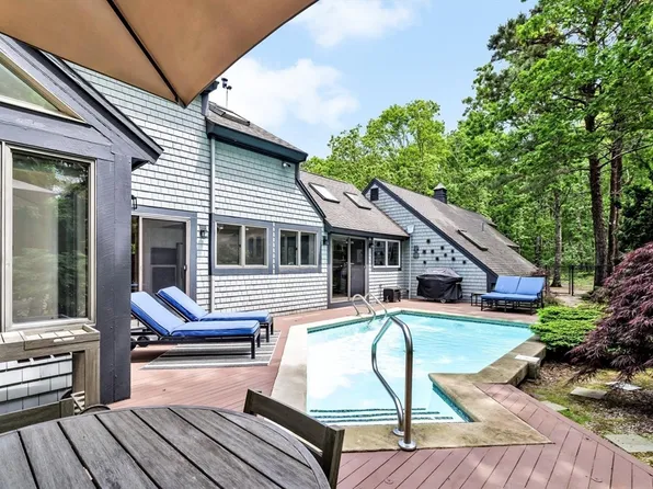 4 Mizzenmast Dr, Mashpee, MA 02649