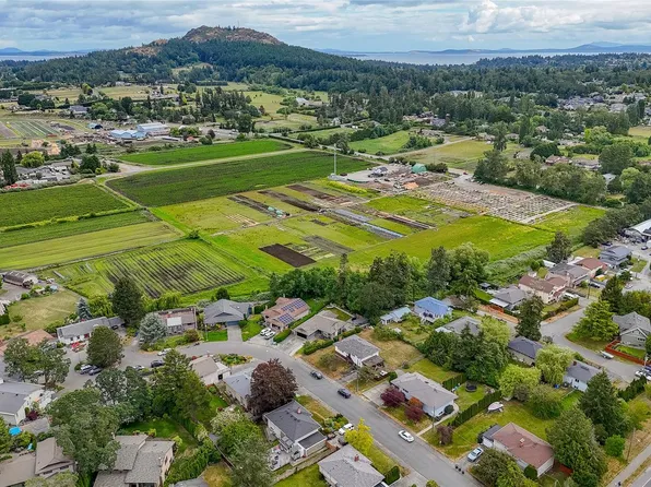 4035 Century Rd, Saanich, BC V8X 2E5
