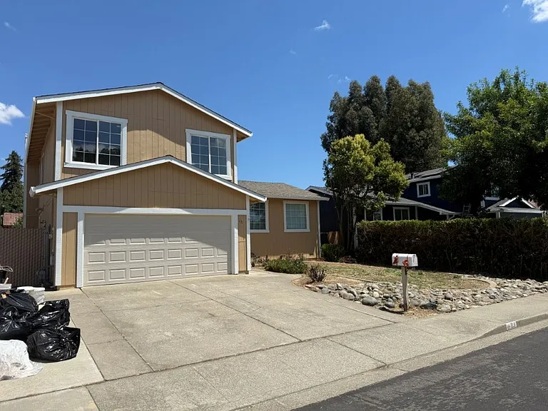 131 Glasgow Way — Photo 2