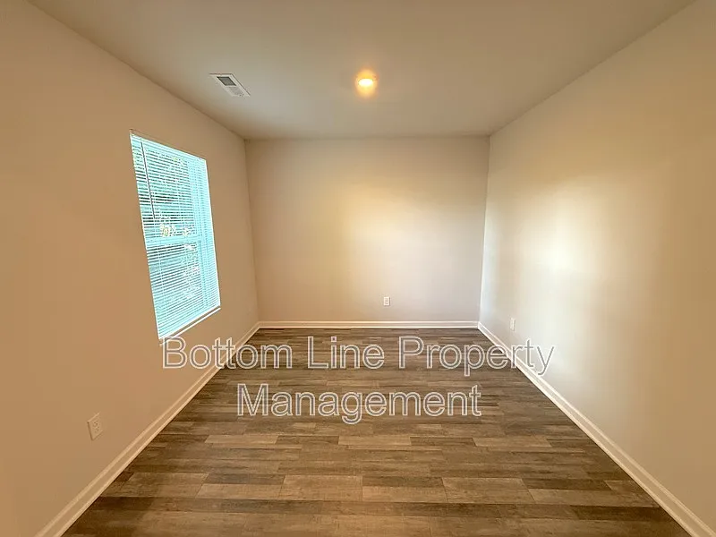 4 bed, 2.5 bath, 2014 sqft, $2,050 — Photo 4