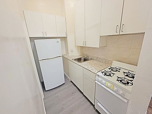 4th image of 127 E 28th St APT 3R