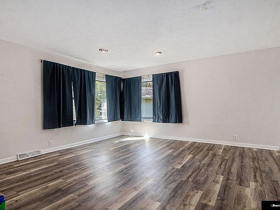 5th image of 15305 Davenport Cir