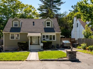 13 Cedarwood Dr, Huntington Station, NY 11746