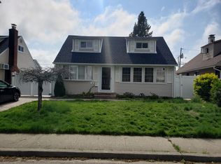 48 Crescent St, Hicksville, NY 11801