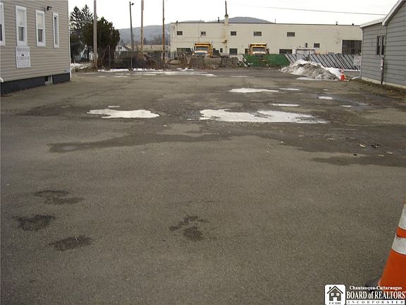 5th image of 208 Main St