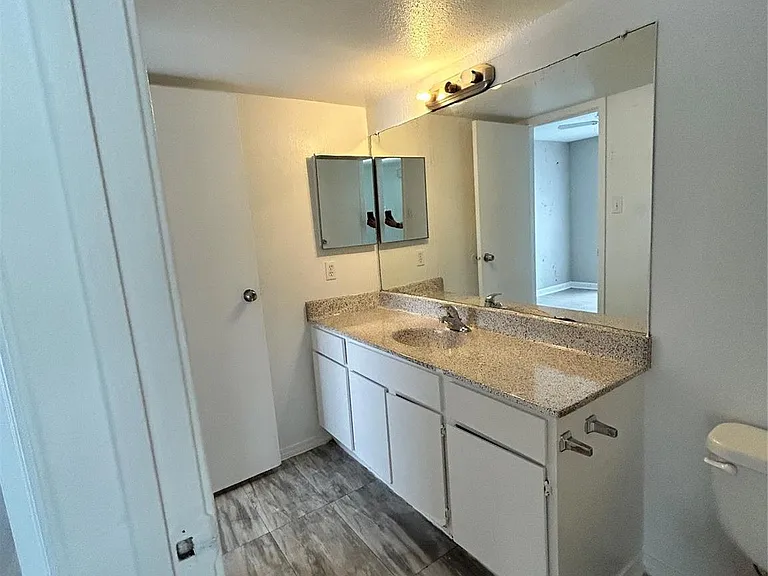 3900 Woodchase Dr #120 — Photo 8