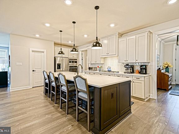 5th image of 18200 Highwood Dr