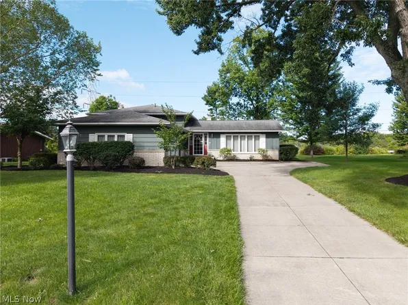 5058 Millwood Dr, Broadview Heights, OH 44147