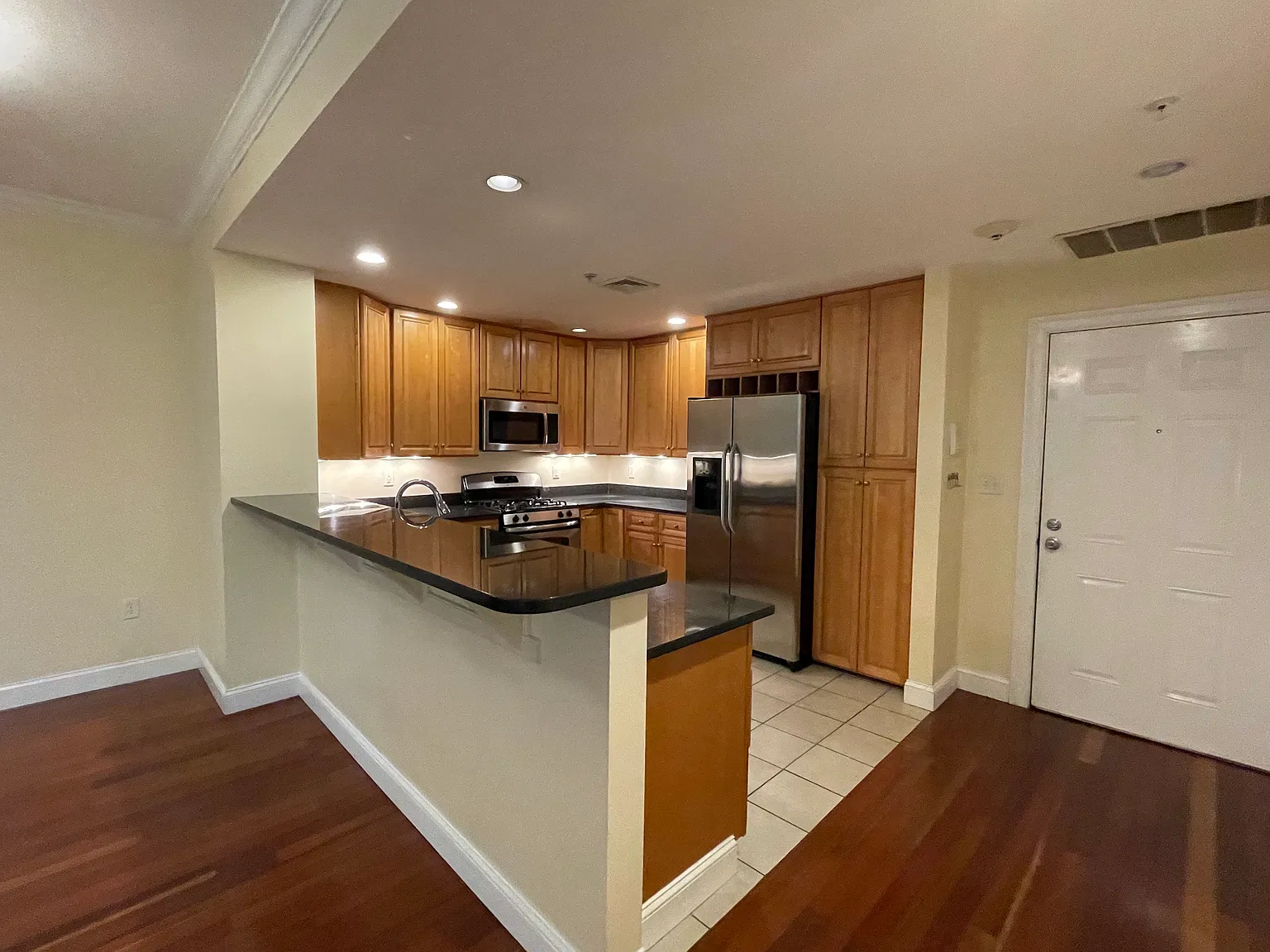2 bed, 1000 sqft, $2,700 — Photo 2