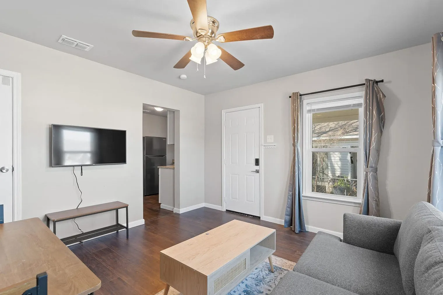 1 bed, 1.0 bath, 1194 sqft, $1,967 — Photo 2
