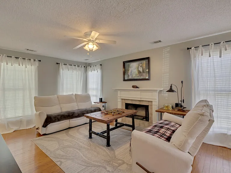 231 Parkview Ct — Photo 6