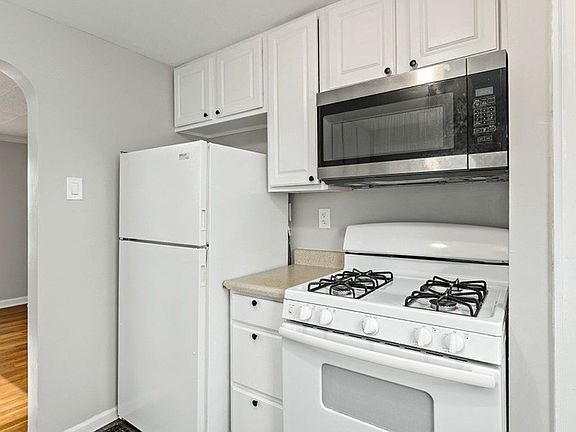3rd image of 242 Camfield St